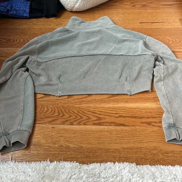 Urban Outfitters Cropped Sweatshirt SIZE SMALL - Picture 2 of 2